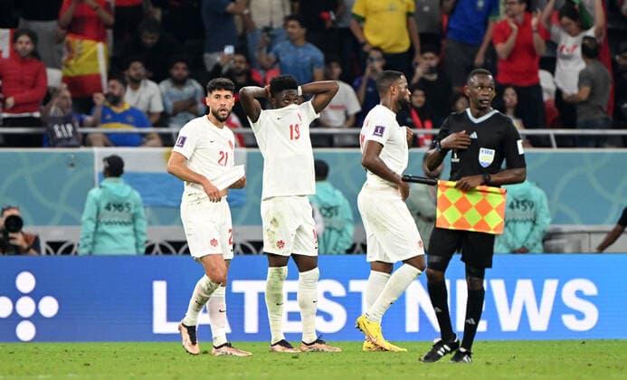 Fussball, Herren, Saison 2022 23, WM in Katar, Gruppe F (1. Spieltag), Belgien - Kanada im Ahmed bin Ali Stadium in Ar-Rayyan, v. l. Jonathan Osorio (Kanada), Alphonso Davies (Kanada), Cyle Larin (Kanada), Enttäuschung nach Abpfiff, 23.11. 2022, Copyright: xMatthiasxKochx