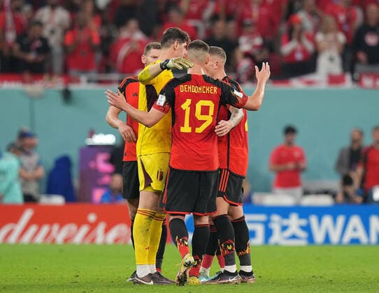 QAT, WM FIFA 2022, Group F, Belgien vs Kanada 23.11.2022, Khalifa International Stadium, Doha, QAT, WM FIFA 2022, Group F, Belgien vs Kanada, im Bild Belgium s defender Toby Alderweireld, Belgium s defender Toby Alderweireld, Belgium s defender Timothy Castagne und Belgium s midfielder Leander Dendoncker freuen sich über den Sieg..
