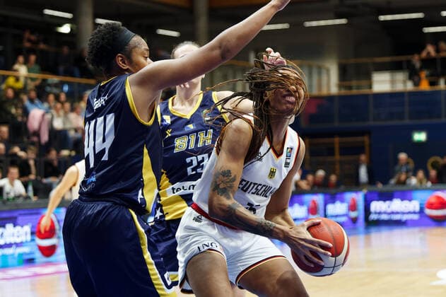 Courtney Hurt (BIH, 44), Jovana Markovic (BIH, 23), Ama Degbeon (GER, 25), Deutschland vs. Bosnien-Herzegowina, Basketball, Frauen, Laenderspiel, EM-Qualifikation, 2022 2023, Gruppe A, 24.11.2022, Deutschland vs. Bosnien-Herzegowina, Basketball, Frauen, Laenderspiel, EM-Qualifikation, 2022 2023, Gruppe A, 24.11.2022, Weissenfels