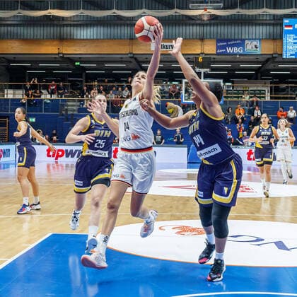 von links: Andjela Delic (BIH, 25), Sonja Greinacher (GER, 14), Courtney Hurt (BIH, 44), 11 24 2022, Weissenfels (Deutschland), Basketball, FIBA Women s Eurobasket Qulifiers, GER-BIH
