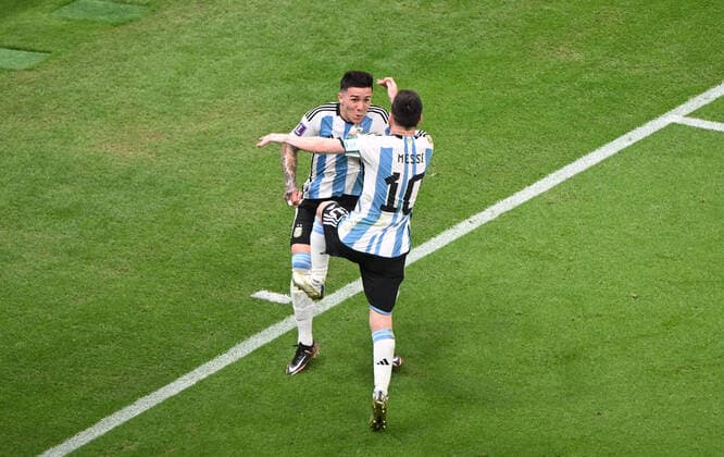 Fussball, Herren, Saison 2022 23, WM in Katar, Gruppe C (2. Spieltag), Argentinien - Mexiko im Lusail Iconic Stadium in Lusail, v. l. Enzo Fernandez (Argentinien), Lionel Messi (Argentinien), Jubel nach Tor zum 2:0, 26.11. 2022, Copyright: xMatthiasxKochx