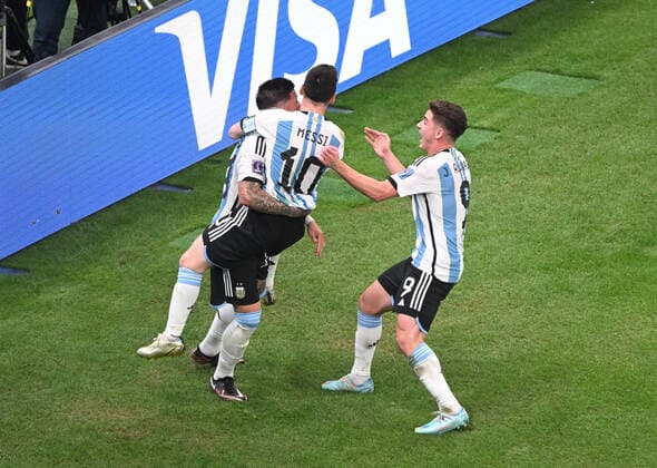 Fussball, Herren, Saison 2022 23, WM in Katar, Gruppe C (2. Spieltag), Argentinien - Mexiko im Lusail Iconic Stadium in Lusail, v. l. Enzo Fernandez (Argentinien), Lionel Messi (Argentinien), Julian Alvarez (Argentinien), Jubel nach Tor zum 2:0, 26.11. 2022, Copyright: xMatthiasxKochx