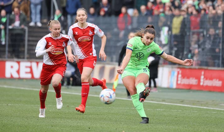 Lena Oberdorf (Wolfsburg 5), 1. FC Koeln vs. VfL Wolfsburg, Fussball, Flyeralarm Frauen-Bundesliga, 8. Spieltag, 27.11.2022, DFL REGULATIONS PROHIBIT ANY USE OF PHOTOGRAPHS AS IMAGE SEQUENCES AND OR QUASI-VIDEO, 1. FC Koeln vs. VfL Wolfsburg, Fussball, Flyeralarm Frauen-Bundesliga, 8. Spieltag, 27.11.2022 Koeln Copyright: xJoergxNiebergall Eibner-Pressefox EP_JNL