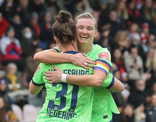 Marina Hegering (Wolfsburg 31), Tor zum 3:0 fuer Wolfsburg, Popp freut sich, 1. FC Koeln vs. VfL Wolfsburg, Fussball, Flyeralarm Frauen-Bundesliga, 8. Spieltag, 27.11.2022, DFL REGULATIONS PROHIBIT ANY USE OF PHOTOGRAPHS AS IMAGE SEQUENCES AND OR QUASI-VIDEO, 1. FC Koeln vs. VfL Wolfsburg, Fussball, Flyeralarm Frauen-Bundesliga, 8. Spieltag, 27.11.2022 Koeln Copyright: xJoergxNiebergall Eibner-Pressefox EP_JNL