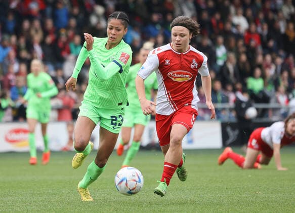 Sveindis Jonsdottir (Wolfsburg 23), Alicia-Sophie Gudorf (Koeln 12), 1. FC Koeln vs. VfL Wolfsburg, Fussball, Flyeralarm Frauen-Bundesliga, 8. Spieltag, 27.11.2022, DFL REGULATIONS PROHIBIT ANY USE OF PHOTOGRAPHS AS IMAGE SEQUENCES AND OR QUASI-VIDEO, 1. FC Koeln vs. VfL Wolfsburg, Fussball, Flyeralarm Frauen-Bundesliga, 8. Spieltag, 27.11.2022 Koeln Copyright: xJoergxNiebergall Eibner-Pressefox EP_JNL