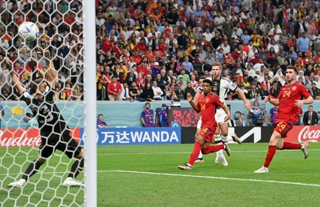 Tor zum 1:1 von Niclas FUELLKRUG (Füllkrug) (GER), v.l. Torwart Unai SIMON (ESP), Jose GAYA (ESP), FUELLKRUG, Aymeric LAPORTE (ESP), Aktion, Zweikampf, Spanien (ESP) - Deutschland (GER), Gruppenphase Gruppe E, 2. Spieltag, am 27.11.2022, Al-Bayt Stadium in Al-Khor. Fussball Weltmeisterschaft 2022 in Katar vom 20.11. - 18.12.2022 Â