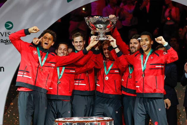 Sport Bilder des Tages Sieger Team Canada L-R. Gabriel Diallo,Alexis Galarneau,Vasek Pospisil,Denis Shapovalov, Captain Frank Dancevic und ,Felix Auger-Aliassimen , Siegerehrung, Praesentation, Freude, Emotion, Davis Cup Finale 2022, Palacio de Deportes JosŽ Mar’a Mart’n Carpena, Malaga, Spanien. Copyright: xJuergenxHasenkopfx