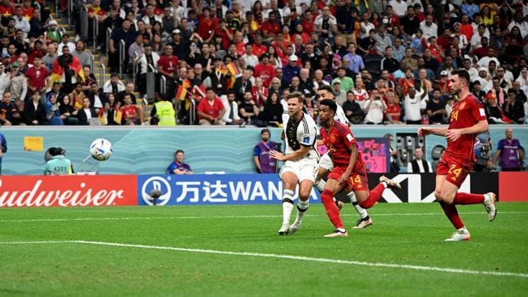 Fussball, Herren, Saison 2022 23, WM in Katar, Gruppe E (2. Spieltag), Spanien - Deutschland im Al-Bayt Stadium in Al-Khor, v. l. Niclas Füllkrug (Deutschland) erzielt Tor zum 1:1, Jamal Musiala (Deutschland), Alejandro Balde (Spanien), Aymeric Laporte (Spanien), 27.11. 2022, Copyright: xMatthiasxKochx