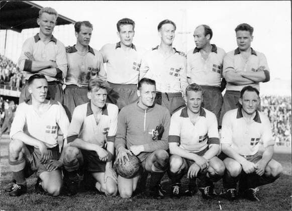Svenska landslaget i fotboll. Lagbilder. Staende fr.v. Torbjörn Jonsson, Gösta Löfgren, Ake Johansson Bajdoff , Henry Källgren Putte , Gunnar Gren, Gösta Sandberg Knivsta . knästaende fr.v. Knästaende fr.v. Olle Hakansson, Orvar Bergmark, Karl Svensson, Sven Axbom, Holger Nyman, fotbollsspelare Sverige (troligtvis 1957) 1957-01-01 (c) JOHANSSON RUNE Aftonbladet IBL Bildbyra * * * EXPRESSEN OUT * * * AFTONBLADET 5600 fotboll x2512x Copyright: xAftonbladet TTx
