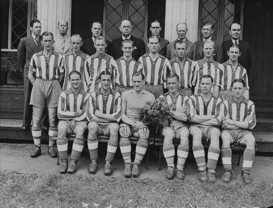 Göteborg IFK Göteborg vinner allsvenskan i fotboll 1942. Längst bak fr v: Helge Jonson , Gunnar Rydberg (ordförande resp. lagledare), Josef Holsner , Herbert Johansson , Gösta Bohman , Nils Grönvall , Gustaf Waller och Ragnar Sandberg . Mittraden: Arne NYberg , Ake Samuelsson , Leif Larsson , Bengt Mossberg , Holger Proppen Bengtsson , Gunnar Gren , Fritz Berg , Gösta Eriksson . Främre raden fr v: Ernst Andersson , Nils Eriksson , Axel Ohlsson , Folke Johansson , Olle Hultfeldt och Folke Larsson . x2524x Copyright: xKamerareportage TTx