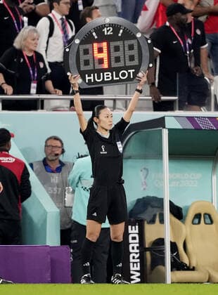 Mandatory Credit: Photo by Dave Shopland Shutterstock (13640369df) The fourth official holds up 4 minutes of added time. Canada v Morocco, FIFA World Cup, WM, Weltmeisterschaft, Fussball 2022, Group F, Football, Al Thumama Stadium, Doha, Qatar - 01 Dec 2022 Editorial Use Only Canada v Morocco, FIFA World Cup 2022, Group F, Football, Al Thumama Stadium, Doha, Qatar - 01 Dec 2022 Editorial Use Only Copyright: xDavexShopland Shutterstockx 13640369df