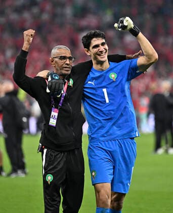 (221201) -- DOHA, Dec. 1, 2022 -- Yassine Bounou(R), goalkeeper of Morocco, celebrates team advancing into the round of 16 match after the Group F match between Canada and Morocco at the 2022 FIFA World Cup, WM, Weltmeisterschaft, Fussball at Al Thumama Stadium in Doha, Qatar, Dec. 1, 2022. ) (SP)QATAR-DOHA-2022 WORLD CUP-GROUP F-CAN VS MAR XinxYuewei