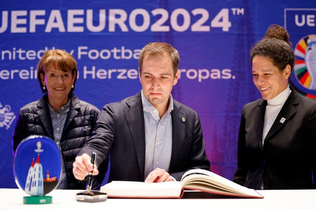 Kölns Oberbürgermeisterin Henriette Reker, Ex-Fußballer Philipp Lahm, Turnierdirektor der UEFA EURO, EM, Europameisterschaft,Fussball 2024, und Fußballspielerin Celia Sasic, Turnierbotschafterin der UEFA EURO 2024, bei der Vorstellung der Planungen für die Fußball-Europameisterschaft 2024 (UEFA EURO 2024) in Deutschland. Insgesamt fünf Spiele der Fußball-Europameisterschaft sollen in Köln im RheinEnergie-Stadion ausgetragen, darunter vier Vorrundenspiele sowie ein Achtelfinale. Köln, 01.12.2022 NRW Deutschland Copyright: xChristophxHardtx