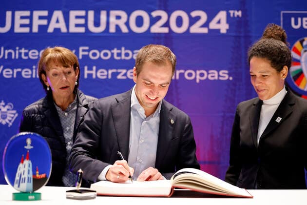 Kölns Oberbürgermeisterin Henriette Reker, Ex-Fußballer Philipp Lahm, Turnierdirektor der UEFA EURO, EM, Europameisterschaft,Fussball 2024, und Fußballspielerin Celia Sasic, Turnierbotschafterin der UEFA EURO 2024, bei der Vorstellung der Planungen für die Fußball-Europameisterschaft 2024 (UEFA EURO 2024) in Deutschland. Insgesamt fünf Spiele der Fußball-Europameisterschaft sollen in Köln im RheinEnergie-Stadion ausgetragen, darunter vier Vorrundenspiele sowie ein Achtelfinale. Köln, 01.12.2022 NRW Deutschland Copyright: xChristophxHardtx