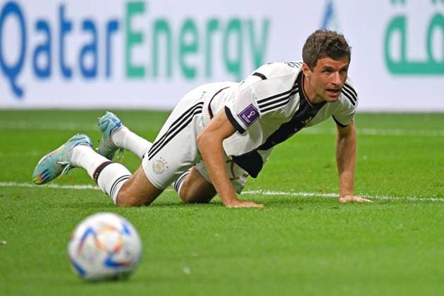 Thomas MUELLER (GER) liegt baeuchlings auf dem Rasen, Enttaeuschung,Frust,enttaeuscht, frustriert,niedergeschlagen, Aktion,Einzelaktion,Einzelbild, Freisteller,Ganzkoerperaufnahme,ganze Figur Costa Rica (CRC) - Deutschland (GER) 2-4 Gruppenphase Gruppe E,Spiel 44 am 01.12.2022, Al Bayt Stadium. Fussball Weltmeisterschaft 2022 in Katar vom 20.11. - 18.12.2022