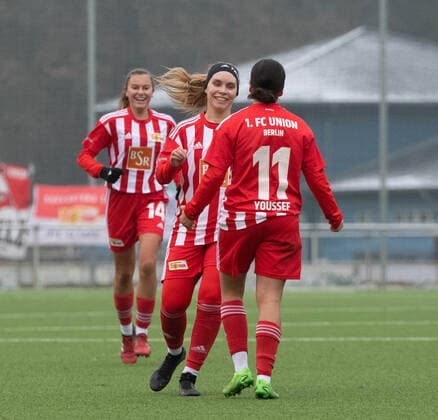 Fussball, Frauen, Saison 2022 2023, Regionalliga Nordost (12. Spieltag), SV Blau-Weiss Hohen Neuendorf - 1. FC Union Berlin, v. l. Ginger Schulz (1. FC Union Berlin), Luca Marie Scheel (1. FC Union Berlin), Nour Youssef (1. FC Union Berlin), Jubel nach Tor zum 0:2, 04.12. 2022, Copyright: xSebastianxRäppold MatthiasxKochx