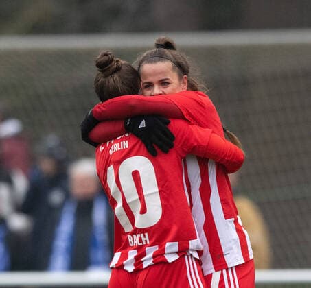 Fussball, Frauen, Saison 2022 2023, Regionalliga Nordost (12. Spieltag), SV Blau-Weiss Hohen Neuendorf - 1. FC Union Berlin, v. l. Linda Friedrich (Hohen Neuendorf), Latoya Maxime Bach (1. FC Union Berlin), Elisa Spolaczyk (1. FC Union Berlin), Jubel nach Tor zum 0:1, 04.12. 2022, Copyright: xSebastianxRäppold MatthiasxKochx