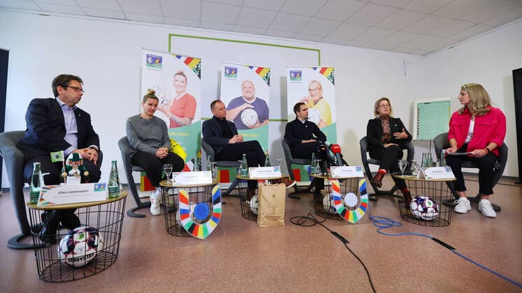 UEFA EURO, EM, Europameisterschaft,Fussball 2024 - Host City Leipzig 08.12.2022 Leipzig, 08.12.2022, Sportschule Egidius Braun, Fußball EM 2024, Working Visit der EURO 2024 GmbH und Inklusiver Europacup. , Euro24 Organisationskomitee. Im Bild v.l.: Jörg Gerhard (SFV Sächs. Fußball-Verband), Anja Mittag (Leipzig Botschafterin), Markus Stenger (Geschäftsführer DFB Euro 2024 GmbH), Turnierdirektor Philipp Lahm (Ex DFB Nationalspieler), Katja Büchel (Stadt Leipzig, Sportamt) und Moderatorin Stefanie Blochwitz ,