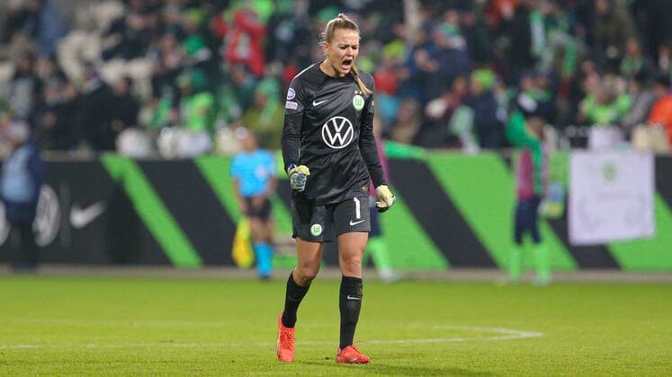 Merle Frohms (Torhüterin, Torwart, VfL Wolfsburg, 1) mit Torjubel, Jubel, jubeln, jubelt, optimistisch, Spielszene, Highlight, Freude über das Tor zum 3:1, 08.12.2022, Wolfsburg (Deutschland), Fussball, UEFA Womens Champions League, VfL Wolfsburg - AS Rom
