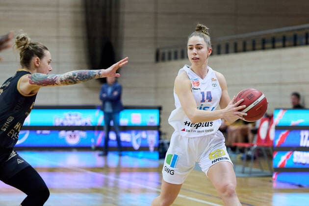 Sylwia Bujniak (Saarlouis, 3), Lotta Stach (Lions, 14), Gisa Lions MBC - Inexio Royals Saarlouis, Basketball, Frauen, DBBL, Meisterschaft, 8. Spieltag, 2022 2023, 10.12.2022, Halle SWH Arena Sachsen-Anhalt Deutschland