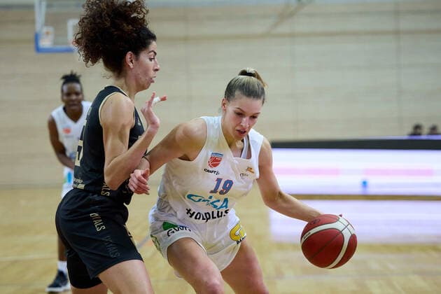 Laura OliveiraFerreira (Saarlouis, 9), Meret Kleine-Beek (Lions, 19), Gisa Lions MBC - Inexio Royals Saarlouis, Basketball, Frauen, DBBL, Meisterschaft, 8. Spieltag, 2022 2023, 10.12.2022, Halle SWH Arena Sachsen-Anhalt Deutschland