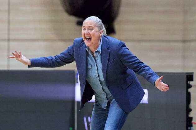Isabel Fernandez (Saarlouis, Head Coach), Gisa Lions MBC - Inexio Royals Saarlouis, Basketball, Frauen, DBBL, Meisterschaft, 8. Spieltag, 2022 2023, 10.12.2022, Halle SWH Arena Sachsen-Anhalt Deutschland