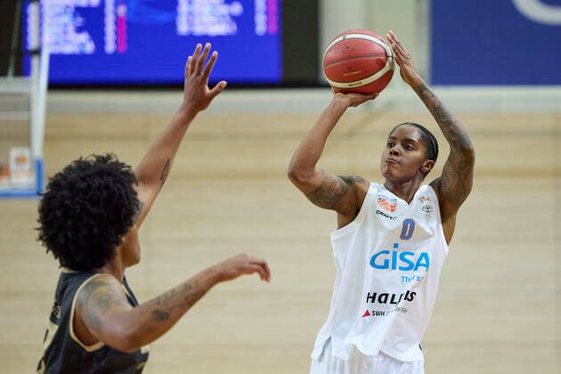 Brianna Lee Rollerson (Saarlouis, 18), Jasmine Gill (Lions, 0), Gisa Lions MBC - Inexio Royals Saarlouis, Basketball, Frauen, DBBL, Meisterschaft, 8. Spieltag, 2022 2023, 10.12.2022, Halle SWH Arena Sachsen-Anhalt Deutschland