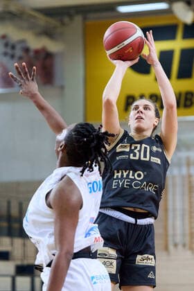 Uju Ugoka (Lions, 1), Isabelle Nicole Spingola (Saarlouis, 30), Gisa Lions MBC - Inexio Royals Saarlouis, Basketball, Frauen, DBBL, Meisterschaft, 8. Spieltag, 2022 2023, 10.12.2022, Halle SWH Arena Sachsen-Anhalt Deutschland