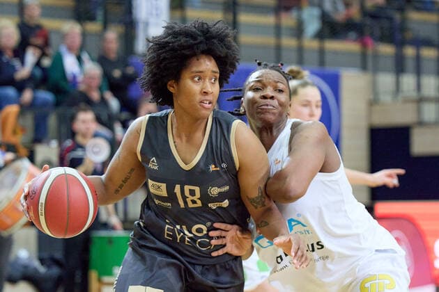 Brianna Lee Rollerson (Saarlouis, 18), Uju Ugoka (Lions, 1), Gisa Lions MBC - Inexio Royals Saarlouis, Basketball, Frauen, DBBL, Meisterschaft, 8. Spieltag, 2022 2023, 10.12.2022, Halle SWH Arena Sachsen-Anhalt Deutschland