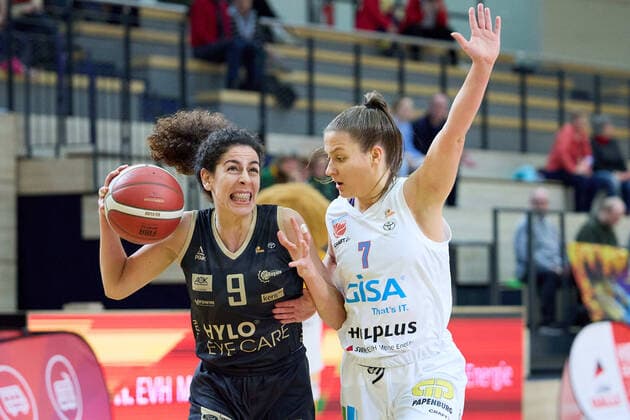Laura OliveiraFerreira (Saarlouis, 9), Laura Schinkel (Lions, 7), Gisa Lions MBC - Inexio Royals Saarlouis, Basketball, Frauen, DBBL, Meisterschaft, 8. Spieltag, 2022 2023, 10.12.2022, Halle SWH Arena Sachsen-Anhalt Deutschland