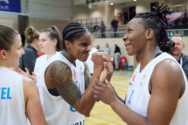 Laura Schinkel (Lions, 7), Jasmine Gill (Lions, 0), Uju Ugoka (Lions, 1), Jubel nach 62:60 Heimsieg, Gisa Lions MBC - Inexio Royals Saarlouis, Basketball, Frauen, DBBL, Meisterschaft, 8. Spieltag, 2022 2023, 10.12.2022, Halle SWH Arena Sachsen-Anhalt Deutschland