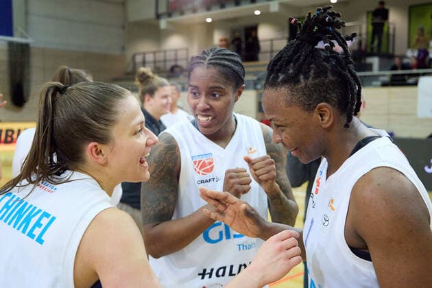 Laura Schinkel (Lions, 7), Jasmine Gill (Lions, 0), Uju Ugoka (Lions, 1), Jubel nach 62:60 Heimsieg, Gisa Lions MBC - Inexio Royals Saarlouis, Basketball, Frauen, DBBL, Meisterschaft, 8. Spieltag, 2022 2023, 10.12.2022, Halle SWH Arena Sachsen-Anhalt Deutschland