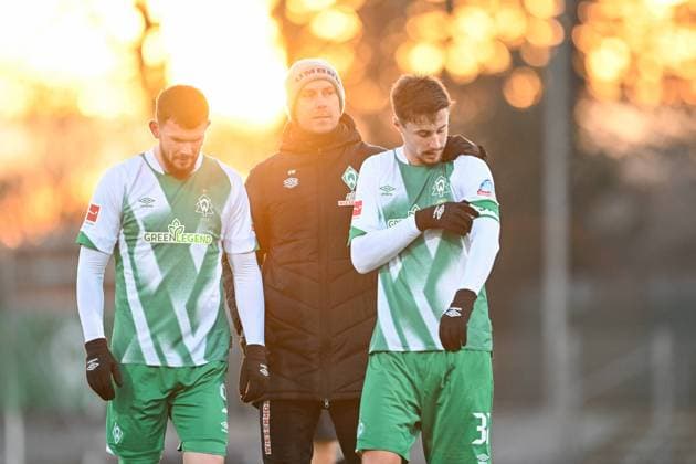 GER, Testspiel, Freundschaftsspiel, SV Werder Bremen - SV Meppen 15.12.2022, Platz 11, Bremen, GER, Testspiel, Freundschaftsspiel, SV Werder Bremen - SV Meppen im Bild picture shows Oliver Burke (SV Werder Bremen 9) (l-r), Trainer Ole Werner (SV Werder Bremen) und Marco Friedl (SV Werder Bremen 32)