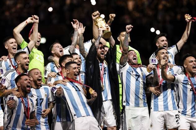 AL DAAYEN - Argentina goalkeeper Franco Armani, Juan Foyth of Argentina, Nicolas Tagliafico of Argentina, Gonzalo Montiel of Argentina, Leandro Daniel Paredes of Argentina, German Pezzella of Argentina, Rodrigo De Paul of Argentina, Marcos Acuna of Argentina, Julian Alvarez of Argentina, Lionel Messi of Argentina, Angel Di Maria of Argentina, Argentina goalkeeper Geronimo Rulli, Cristian Romero of Argentina, Exequiel Palacios of Argentina, Angel Correa of Argentina, Thiago Almada of Argentina, Alejandro Gomez of Argentina, Guido Rodriguez of Argentina, Nicolas Otamendi of Argentina , Alexis Mac Allister of Argentina, Paulo Dybala of Argentina, Lautaro Martinez of Argentina, Argentina goalkeeper Damian Martinez, Enzo Fernandez of Argentina, Lisandro Martinez of Argentina, Nahuel Molina of Argentina, Argentina coach Lionel Scaloni with world cup trophy, FIFA World Cup, WM, Weltmeisterschaft, Fussball trophy after the FIFA World Cup Qatar 2022 final match between Argentina and France at the Lusail Stadium on December 18, 2022 in Al Daayen, Qatar. AP Dutch Height MAURICE OF STONE FIFA World Cup Qatar 2022 2022 xVIxANPxSportx xMauricexvanxSteenxWKxIVx
