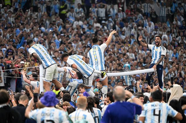 Fussball, Herren, Saison 2022 23, WM in Katar, Finale, Argentinien - Frankreich im Lusail Iconic Stadium in Lusail, v. l. Lionel Messi (Argentinien) mit Pokal, Angel Correa (Argentinien), Rodrigo De Paul (Argentinien), Paulo Dybala (Argentinien), Lautaro Martinez (Argentinien) auf dem Tor, Jubel mit den Fans, 18.12. 2022, Copyright: xMatthiasxKochx