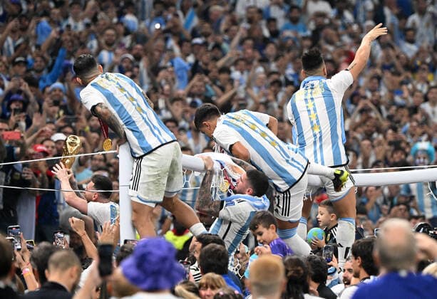 Sport Bilder des Tages Fussball, Herren, Saison 2022 23, WM in Katar, Finale, Argentinien - Frankreich im Lusail Iconic Stadium in Lusail, v. l. Lionel Messi (Argentinien) mit Pokal, Angel Correa (Argentinien), Rodrigo De Paul (Argentinien), Paulo Dybala (Argentinien), Lautaro Martinez (Argentinien) auf dem Tor, Jubel mit den Fans, 18.12. 2022, Copyright: xMatthiasxKochx