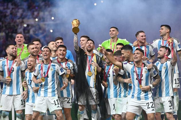 Siegerehrung,Lionel MESSI (ARG) mit Pokal,Cup,Trophaee,Teamfoto, Team,Mannschaft,Mannschaftsfoto. Jubel,Freude,Begeisterung, Spiel 64,FINALE Argentinien - Frankreich 4-2 n.E. (3-3) am 18.12.2022, Lusail Stadium Fussball Weltmeisterschaft 20122 in Katar vom 20.11. - 18.12.2022