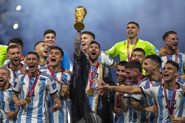 RECORD DATE NOT STATED FIFA World Cup, WM, Weltmeisterschaft, Fussball Qatar 2022 Argentina vs France Final Lionel Messi lifts the Champions Trophy with players from Argentina the game Argentina vs France, corresponding to the great final of the FIFA World Cup Qatar 2022, at Lusail Stadium, Lusail, Doha, on December 18, 2022. <br><br> Lionel Messi levanta el Trofeo de campeon junto a jugadores de Argentina despues del partido Argentina vs Francia, correspondiente a la gran final de la Copa Mundial de la FIFA Catar 2022, en el Estadio Lusail, Lusail, Doha, el 18 de Diciembre de 2022 LUSAIL DOHA QATAR Copyright: xRichardxCallisx 20221218_11981