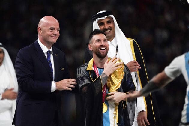 Fussball , FIFA WM 2022, Fussball World Cup Qatar 2022, Finale, Final, Argentina-France, Argentinien-Frankreich 18.12.2022, Lusail Stadion Doha Qatar, Lionel Messi, Argentinien Siegerehrung mit Pokal Foto Chai von der Laage FIFA regulations prohibit any use of photographs as image sequences and or quasi-video. EDITORIAL USE ONLY,