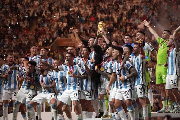 Fussball , FIFA WM 2022, Fussball World Cup Qatar 2022, Finale, Final, Argentina-France, Argentinien-Frankreich 18.12.2022, Lusail Stadion Doha Qatar, Argentinien mit Pokal, Siegerehrung Foto Chai von der Laage FIFA regulations prohibit any use of photographs as image sequences and or quasi-video. EDITORIAL USE ONLY,
