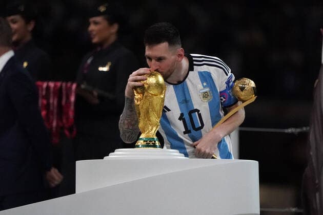 Fussball , FIFA WM 2022, Fussball World Cup Qatar 2022, Finale, Final, Argentina-France, Argentinien-Frankreich 18.12.2022, Lusail Stadion Doha Qatar, Siegerehrung Lionel Messi ,Argentinien , Aktion, Einzelbild Foto Chai von der Laage FIFA regulations prohibit any use of photographs as image sequences and or quasi-video. EDITORIAL USE ONLY,