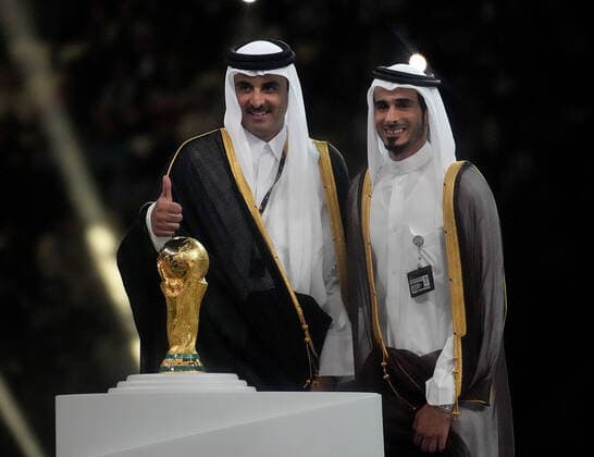 QAT, WM FIFA 2022, Finale, Argentinien vs Frankreich 18.12.2022, Lusail Iconic Stadium, Doha, QAT, WM FIFA 2022, Finale, Argentinien vs Frankreich, im Bild Tamim bin Hamad Al Thani, dem Emir von Katar mit dem WM Pokal..