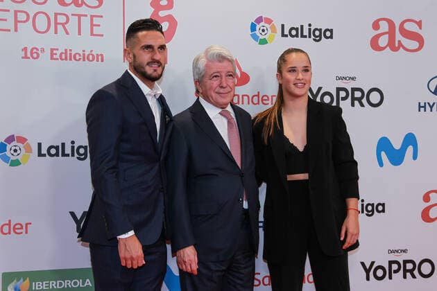 December 20, 2022, MADRID, MADRID, SPAIN: Koke Resurreccion, football player of Atletico de Madrid, Enrique Cerezo, President of Atletico de Madrid and Andrea Medina, football player of Atletico de Madrid, pose for a photo during the 16th edition of the As Sports Awards at The Westin Palace on December 20, 2022 in Madrid, Spain. MADRID SPAIN - ZUMAa181 20221220_zaa_a181_057 Copyright: xIrinaxR.xHipolitox