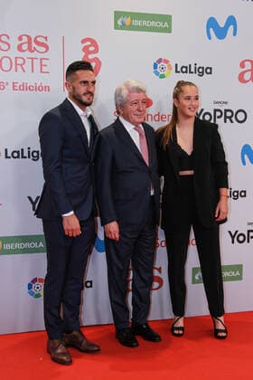 December 20, 2022, MADRID, MADRID, SPAIN: Koke Resurreccion, football player of Atletico de Madrid, Enrique Cerezo, President of Atletico de Madrid and Andrea Medina, football player of Atletico de Madrid, pose for a photo during the 16th edition of the As Sports Awards at The Westin Palace on December 20, 2022 in Madrid, Spain. MADRID SPAIN - ZUMAa181 20221220_zaa_a181_058 Copyright: xIrinaxR.xHipolitox