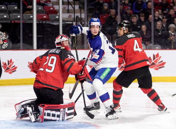 Eishockey, U20 Länderspiel, Kanada - Slowakei December 21, 2022, Moncton, NB, Canada: Canada s Benjamin Gaudreau tries to keep his eye on the play as Slovakia s Samuel Honzek and Canada™s Tyson Hinds battle during first period IIHF World Junior Hockey Championship pre-tournament hockey action in Moncton, N.B., on Wednesday, Dec. 21, 2022. Canada News - December 21, 2022 - ZUMAc35_ 20221221_zaf_c35_050 Copyright: xRonxWardx