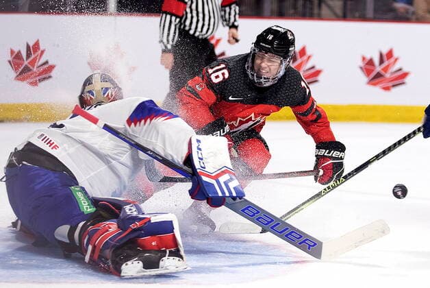 Eishockey, U20 Länderspiel, Kanada - Slowakei December 21, 2022, Moncton, NB, Canada: Canada s Connor Bedard drives to the net as Slovakia goaltender Patrik Andrisik makes a save during second period IIHF World Junior Hockey Championship pre-tournament hockey action in Moncton, N.B., on Wednesday, Dec. 21, 2022. Canada News - December 21, 2022 - ZUMAc35_ 20221221_zaf_c35_055 Copyright: xRonxWardx