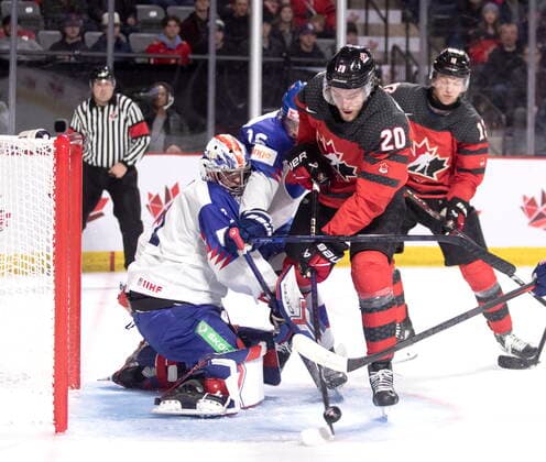 Eishockey, U20 Länderspiel, Kanada - Slowakei December 21, 2022, Moncton, NB, Canada: Slovakia goaltender Patrik Andrisik makes a stick save as Canada s Zack Ostapchuk drives the net during second period IIHF World Junior Hockey Championship pre-tournament hockey action in Moncton, N.B., on Wednesday, Dec. 21, 2022. Canada News - December 21, 2022 - ZUMAc35_ 20221221_zaf_c35_057 Copyright: xRonxWardx