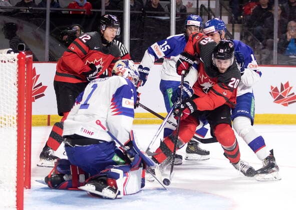 Eishockey, U20 Länderspiel, Kanada - Slowakei December 21, 2022, Moncton, NB, Canada: Slovakia goaltender Patrik Andrisik makes a stick save as Canada s Zack Ostapchuk drives the net during second period IIHF World Junior Hockey Championship pre-tournament hockey action in Moncton, N.B., on Wednesday, Dec. 21, 2022. Canada News - December 21, 2022 - ZUMAc35_ 20221221_zaf_c35_058 Copyright: xRonxWardx