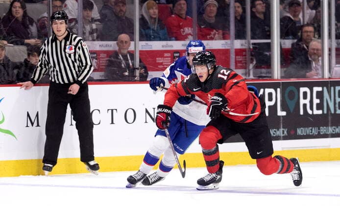Eishockey, U20 Länderspiel, Kanada - Slowakei December 21, 2022, Moncton, NB, Canada: Canada s Reid Schaefer skates past Slovakia s Peter Repcik during second period IIHF World Junior Hockey Championship pre-tournament hockey action in Moncton, N.B., on Wednesday, Dec. 21, 2022. Canada News - December 21, 2022 - ZUMAc35_ 20221221_zaf_c35_059 Copyright: xRonxWardx