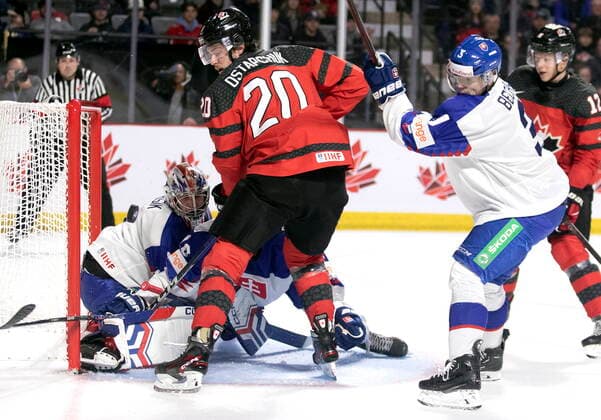 Eishockey, U20 Länderspiel, Kanada - Slowakei December 21, 2022, Moncton, NB, Canada: Slovakia goaltender Patrik Andrisik watches the puck go off the post as Canada s Zack Ostapchuk drives the net during second period IIHF World Junior Hockey Championship pre-tournament hockey action in Moncton, N.B., on Wednesday, Dec. 21, 2022. Canada News - December 21, 2022 - ZUMAc35_ 20221221_zaf_c35_060 Copyright: xRonxWardx